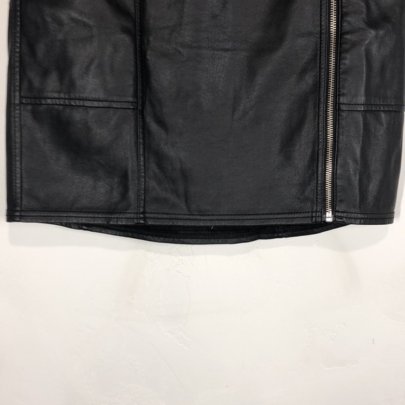 Express black faux leather mini skirt size 6 - Picture 4 of 9
